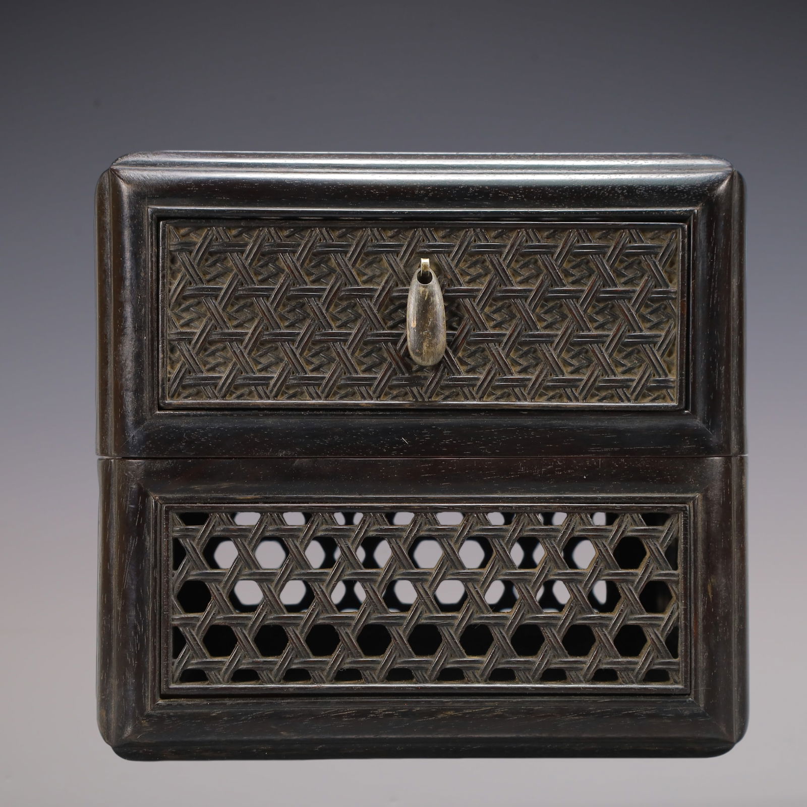 A Exquisite Zitanwood Box: A Exquisite Zitanwood Box Qing Dynasty, China Size:18cmx16.5cm Weight:1350g (The Dimensions Of All Batches Are Manually Measured.If You Need More Detailed Information, Please Contact Our Customer