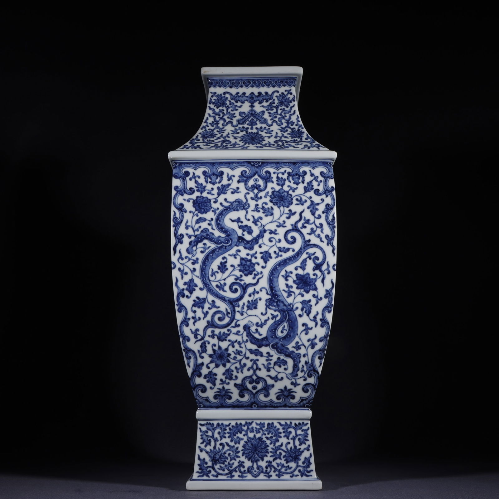 An Exquisite Blue and White Dragon Pattern Lotus Pattern Vase: An Exquisite Blue and White Dragon Pattern Lotus Pattern Vase Qing Dynasty, China Qianlong Six-character Mark Size:49cmx19cm (The Dimensions Of All Batches Are Manually Measured.If You Need More