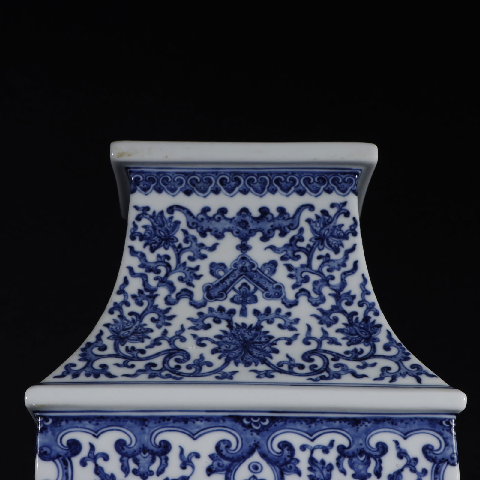 An Exquisite Blue and White Dragon Pattern Lotus Pattern Vase - 3