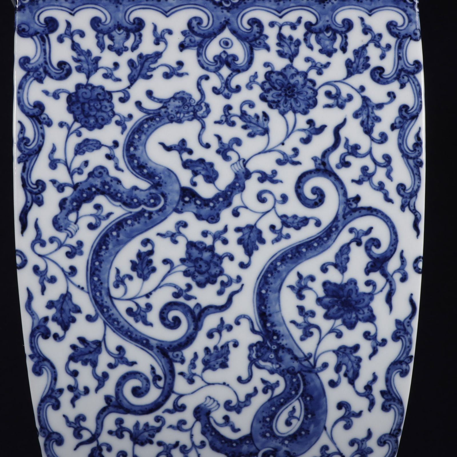 An Exquisite Blue and White Dragon Pattern Lotus Pattern Vase - 4