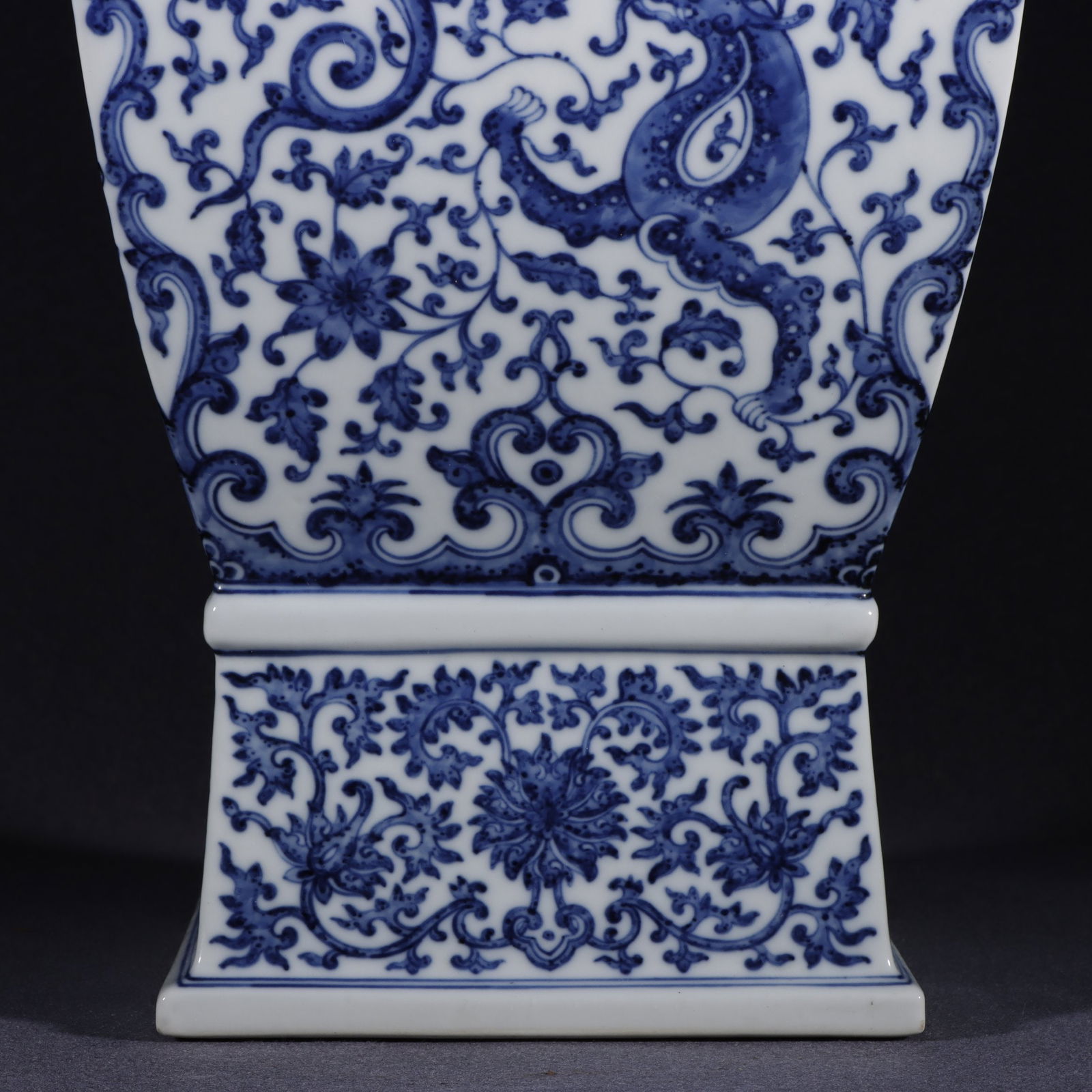 An Exquisite Blue and White Dragon Pattern Lotus Pattern Vase - 5