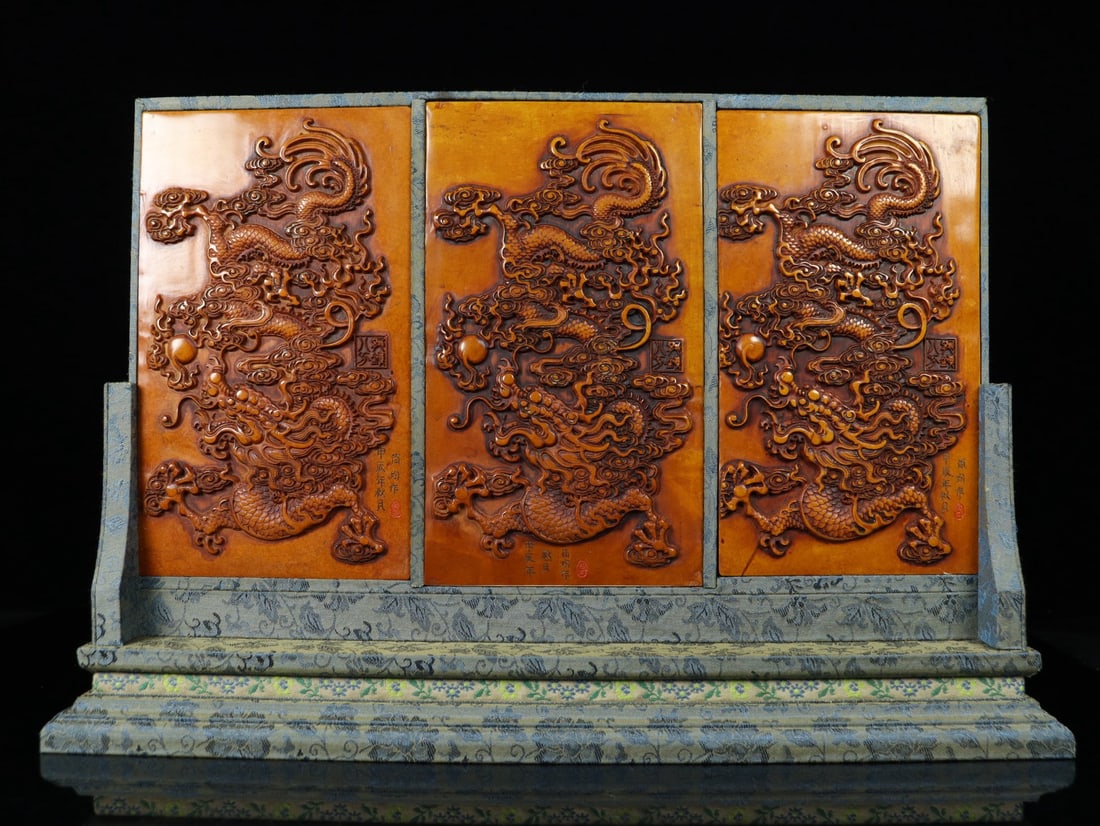 An Exquisite Tianhuang Stone Dragon Pattern Screen Ornament: An Exquisite Tianhuang Stone Dragon Pattern Screen Ornament Qing Dynasty, China Size:26cmx38cmx10cm Weight:4.15kg (The Dimensions Of All Batches Are Manually Measured.If You Need More Detailed