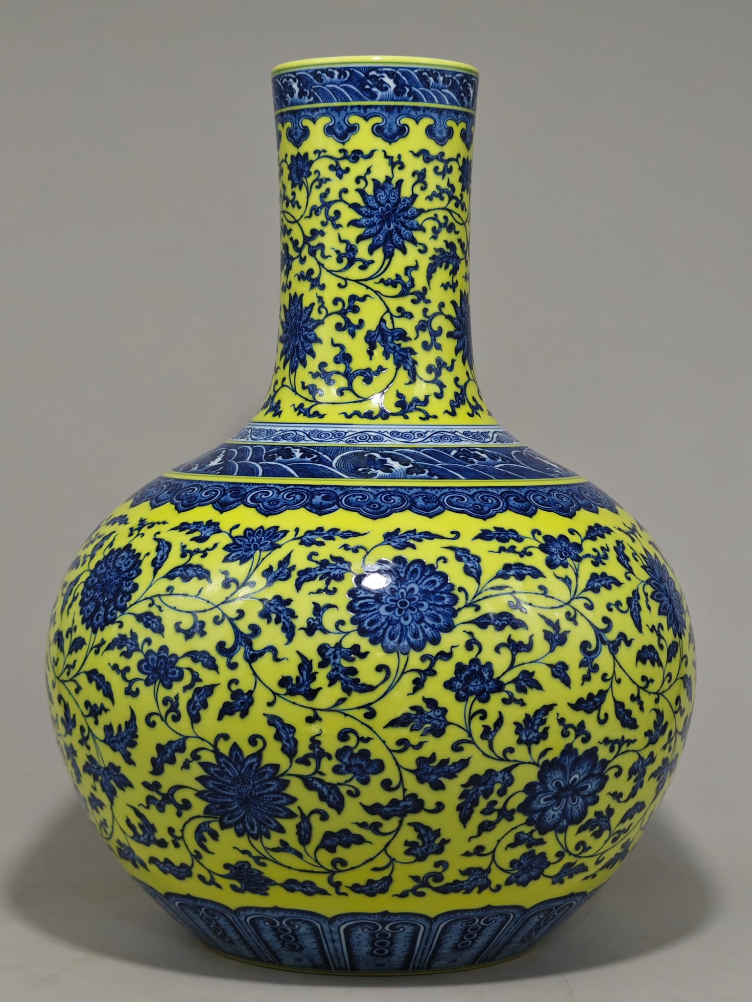 An Exquisite Blue and White Lotus Pattern Seawater Pattern Vase: An Exquisite Blue and White Lotus Pattern Seawater Pattern Vase Qing Dynasty, China Yongzheng Six-character Mark Size:53.5cmx39cm (The Dimensions Of All Batches Are Manually Measured.If You Need