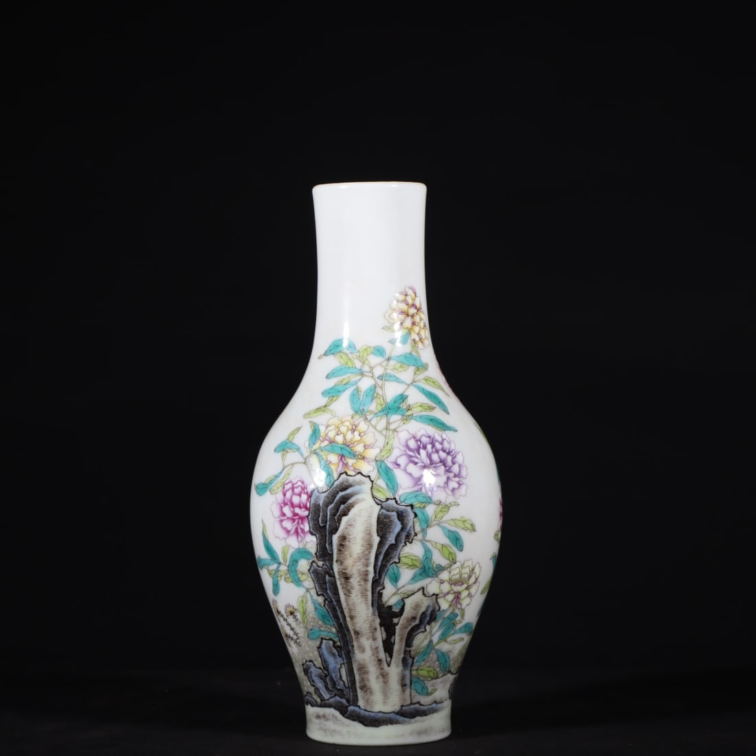 An Exquisite Enamel Flower Pattern with poem Vase: An Exquisite Enamel Flower Pattern with poem Vase Qing Dynasty, China Qianlong Four-character Mark Size:17.8cmx8.5cm (The Dimensions Of All Batches Are Manually Measured.If You Need More Detailed Info