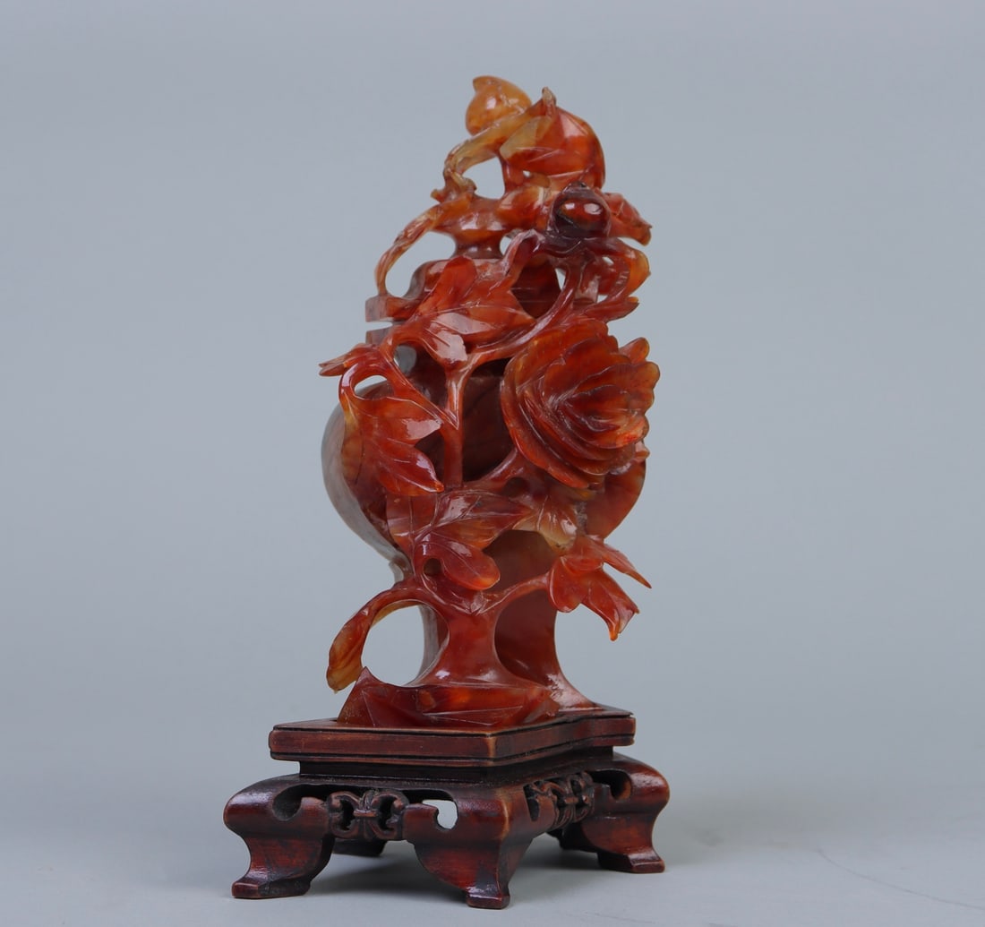 An Exquisite Agate Flower Pattern Vase: An Exquisite Agate Flower Pattern Vase the Republic of China Size:17cm Size:15cm Weight:371g (The Dimensions Of All Batches Are Manually Measured.If You Need More Detailed Information, Please
