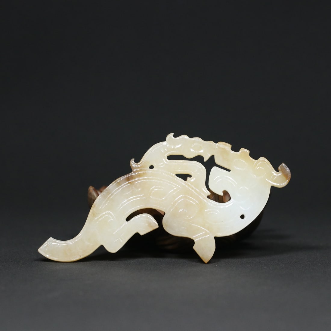 An Exquisite White Jade Dragon Pattern Pendant - 2