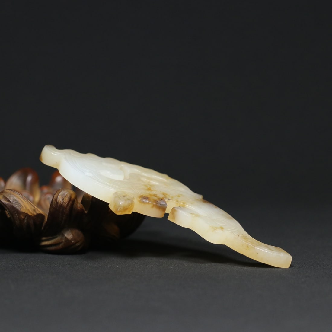 An Exquisite White Jade Dragon Pattern Pendant - 3