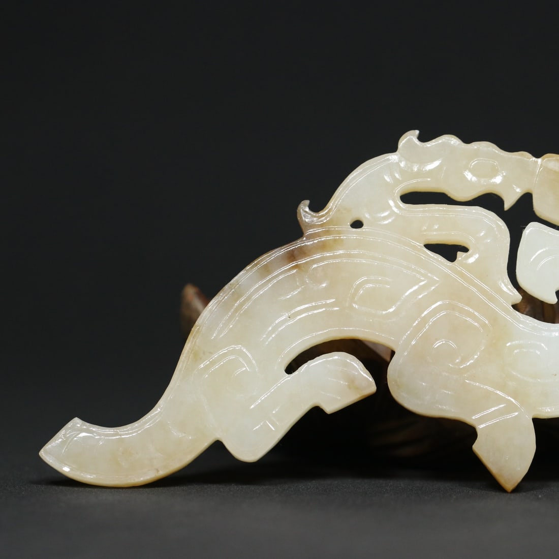 An Exquisite White Jade Dragon Pattern Pendant - 9