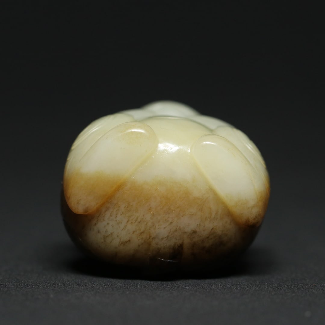 An Exquisite White Jade Monkey Pendant - 9