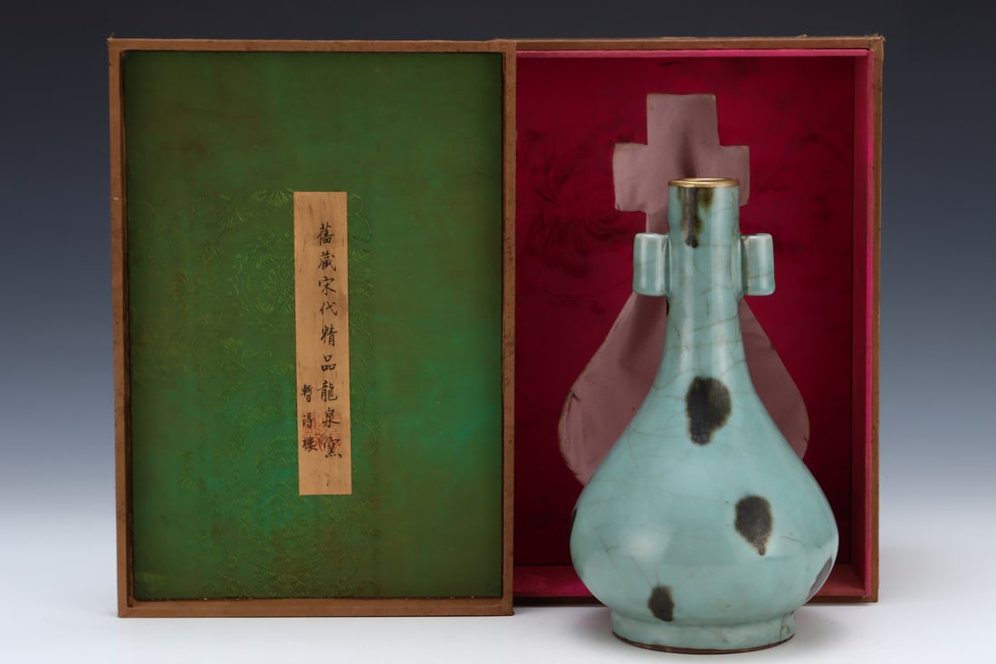 An Exquisite Longquan yao Celadon Glazed Double-Ears Vase: An Exquisite Longquan yao Celadon Glazed Double-Ears Vase Song Dynasty, China Size:24.8cmx14.7cm (The Dimensions Of All Batches Are Manually Measured.If You Need More Detailed Information, Please Cont