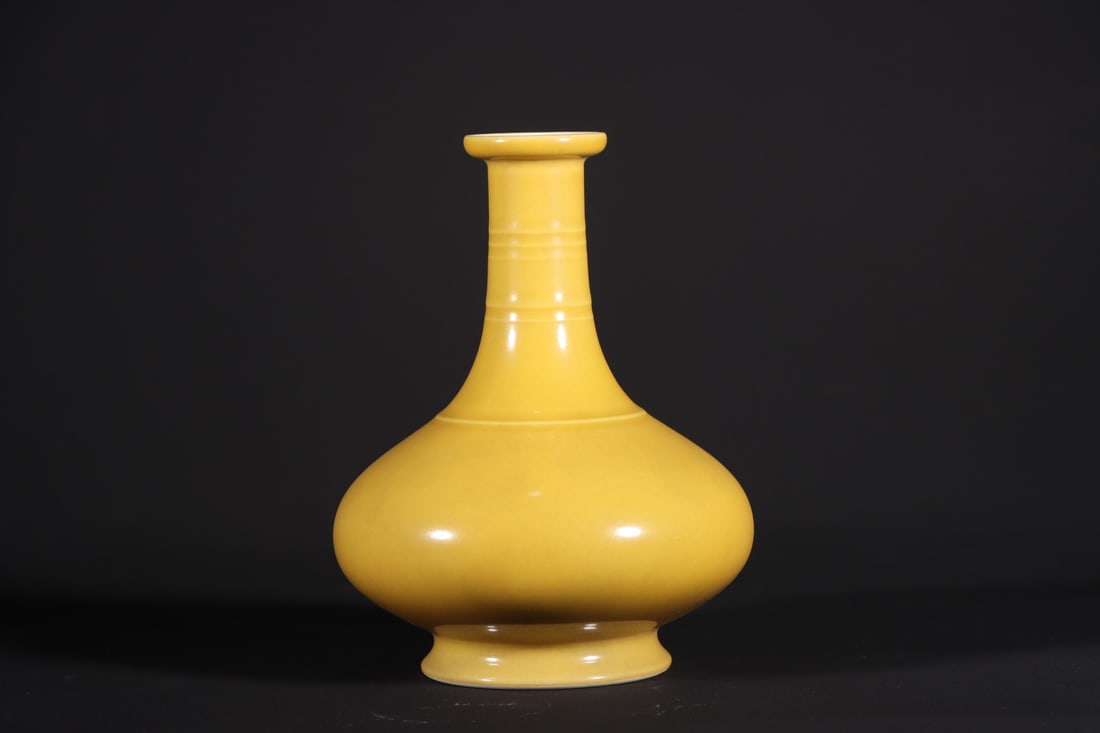 A Rare Yellow Glazed Vase - 4