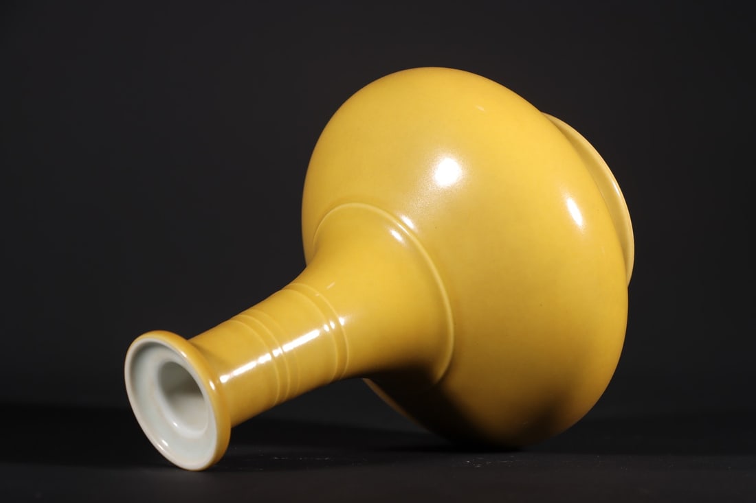 A Rare Yellow Glazed Vase - 7