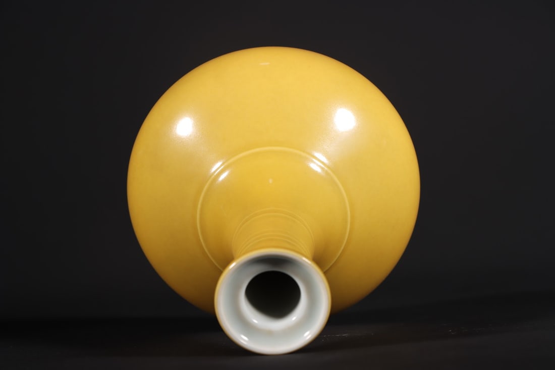 A Rare Yellow Glazed Vase - 8