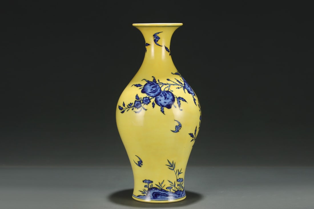 An Exquisite Blue and White Melon and Fruit Pattern Vase - 2