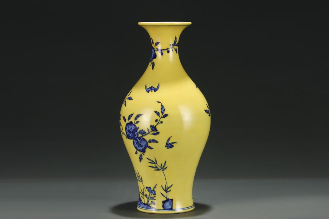 An Exquisite Blue and White Melon and Fruit Pattern Vase - 3