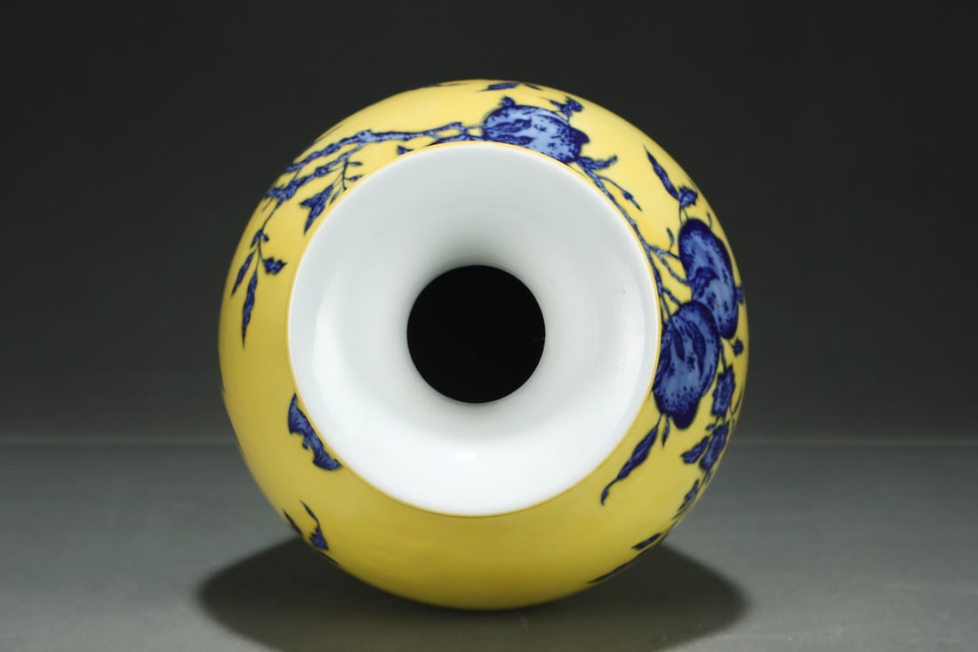 An Exquisite Blue and White Melon and Fruit Pattern Vase - 4