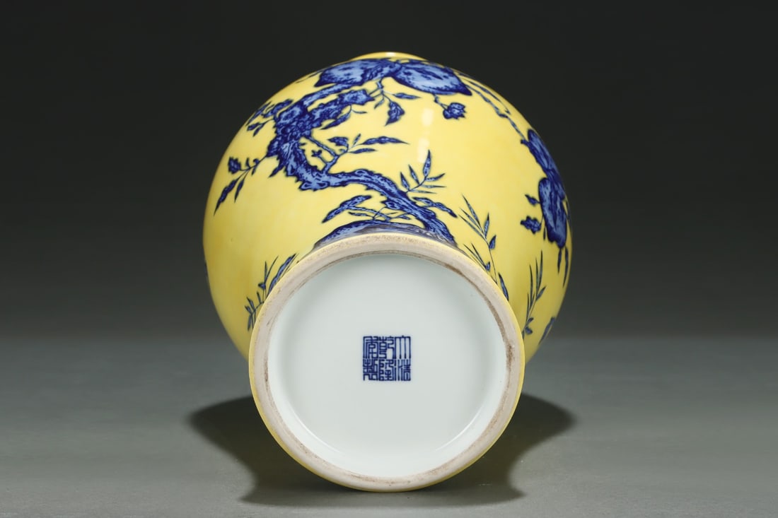 An Exquisite Blue and White Melon and Fruit Pattern Vase - 5