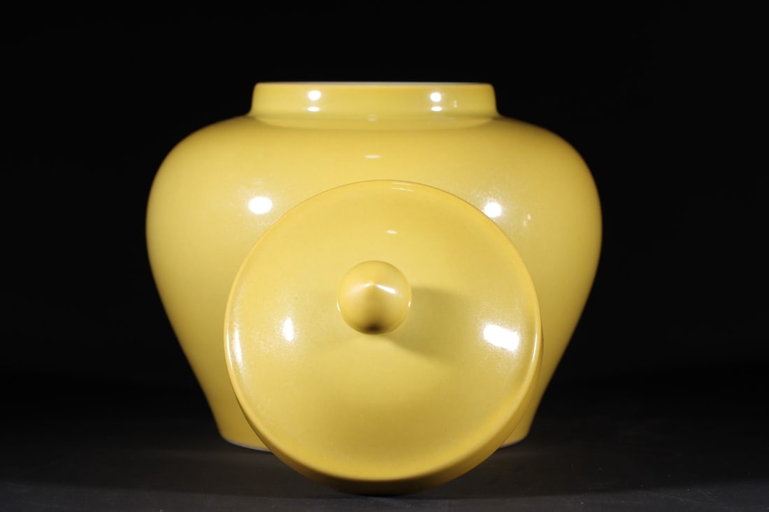An Exquisite Yellow Glazed Jar - 4