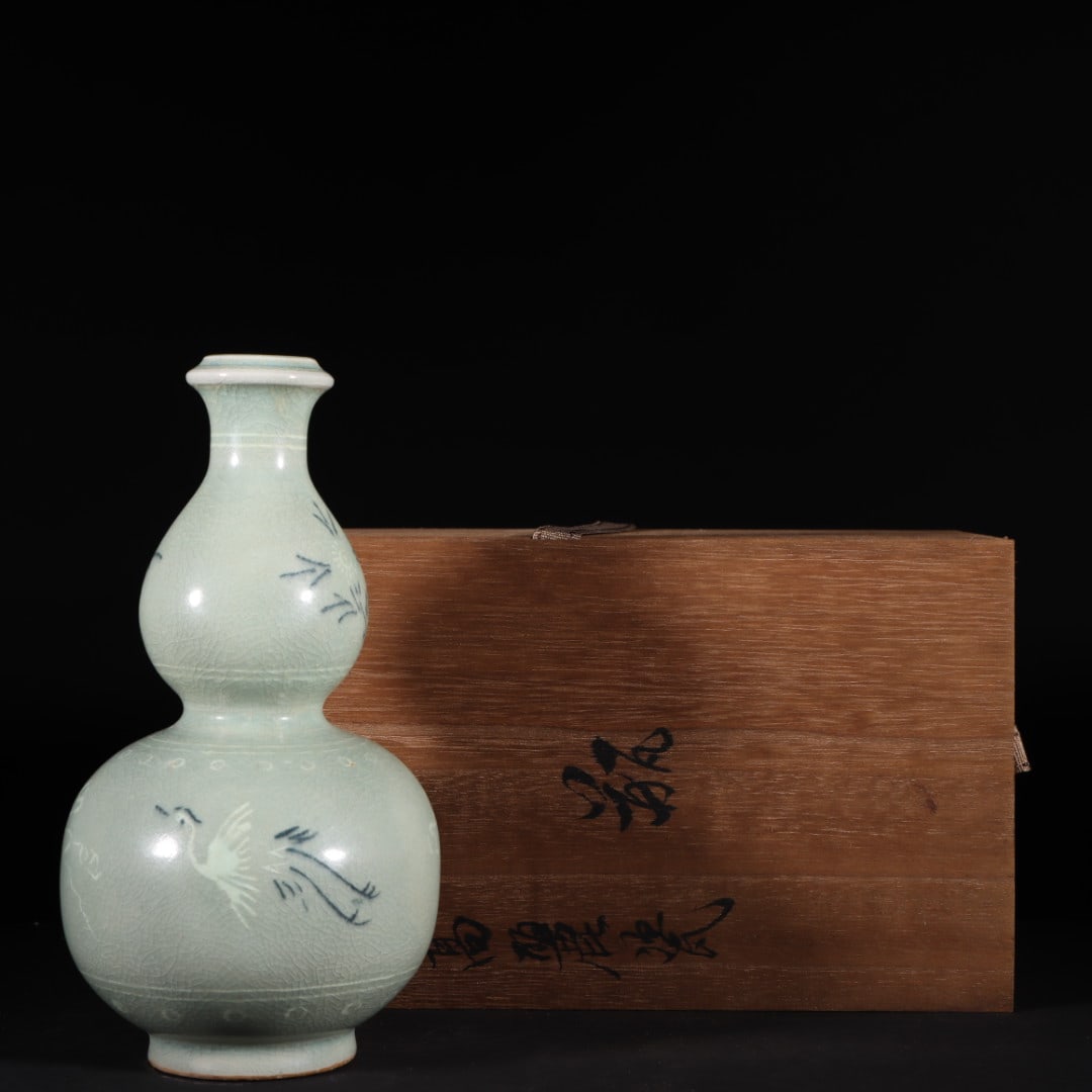 An Exquisite Celadon Crane Pattern Gourd-Shaped Vase: An Exquisite Celadon Crane Pattern Gourd-Shaped Vase Song Dynasty, China Size:20cmx11cm (The Dimensions Of All Batches Are Manually Measured.If You Need More Detailed Information, Please Contact