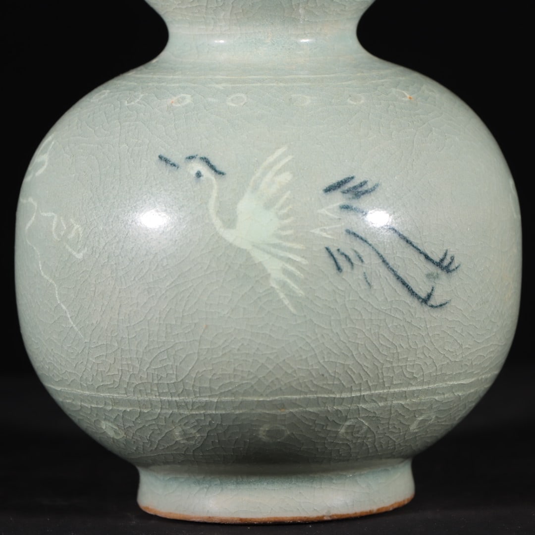 An Exquisite Celadon Crane Pattern Gourd-Shaped Vase - 3