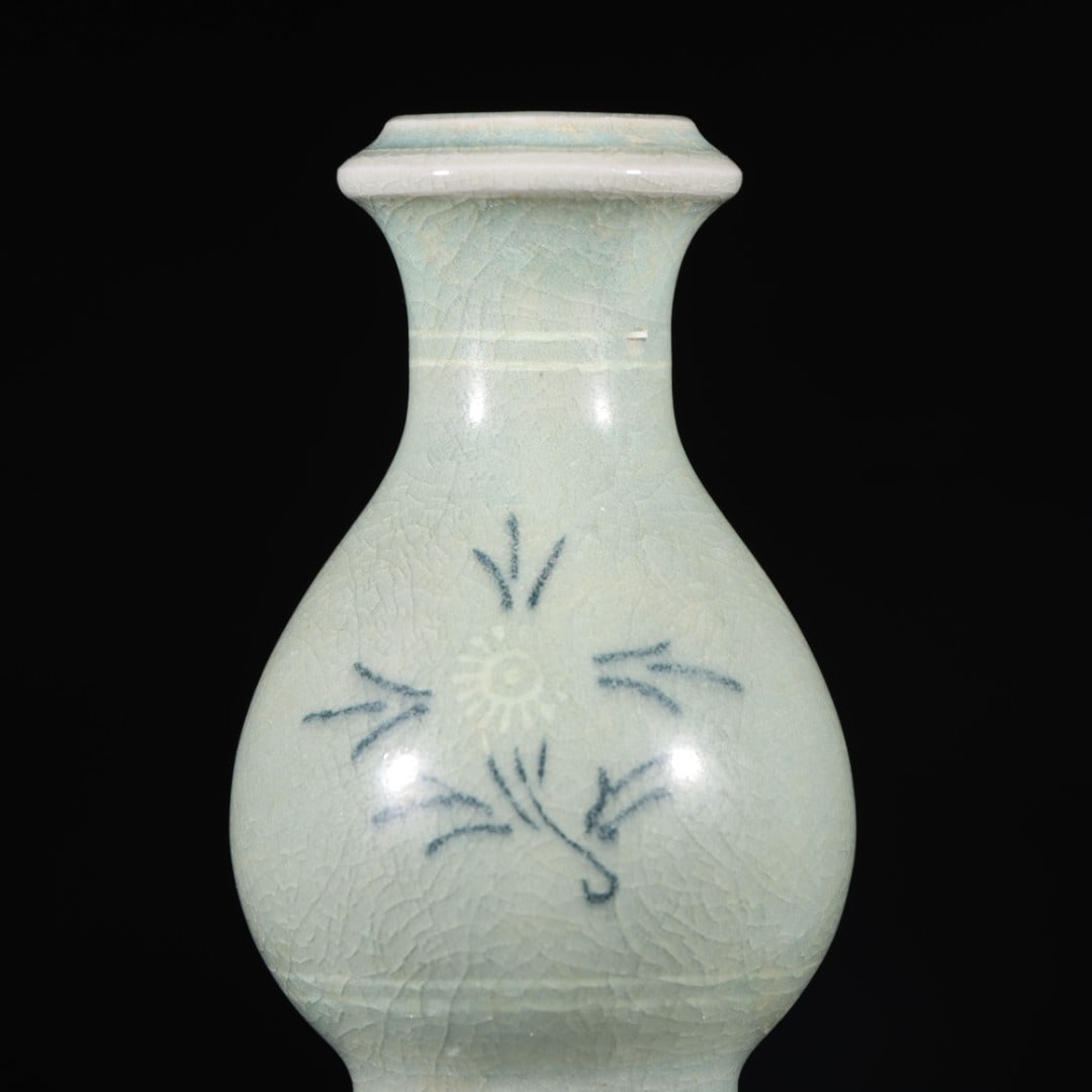 An Exquisite Celadon Crane Pattern Gourd-Shaped Vase - 4
