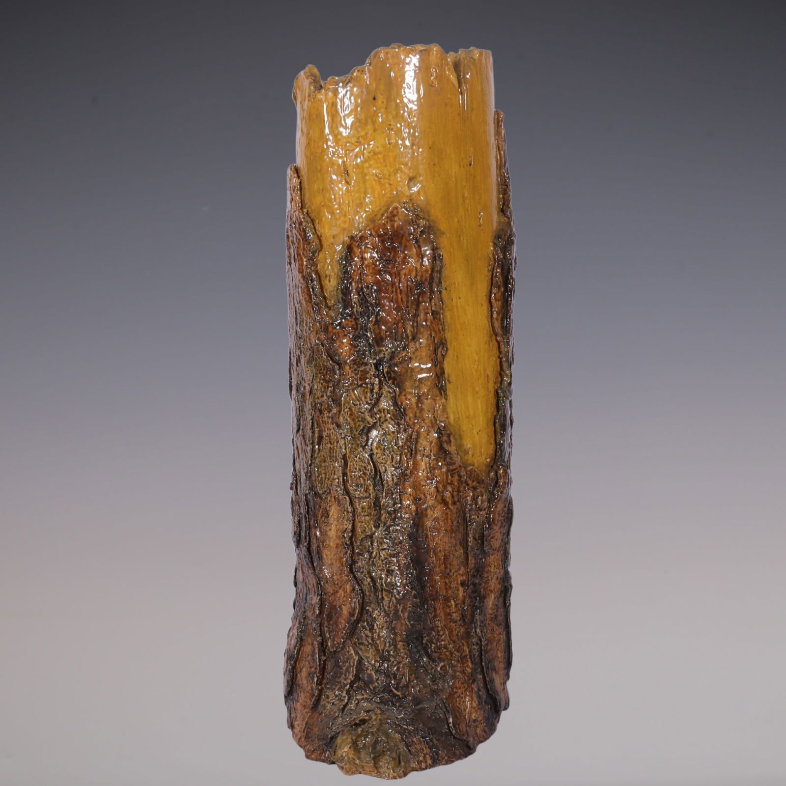 An Exquisite Biomimetic porcelain Brush Pot: An Exquisite Biomimetic porcelain Brush Pot Qing Dynasty, China Size:36cmx10.5cm (The Dimensions Of All Batches Are Manually Measured.If You Need More Detailed Information, Please Contact Our