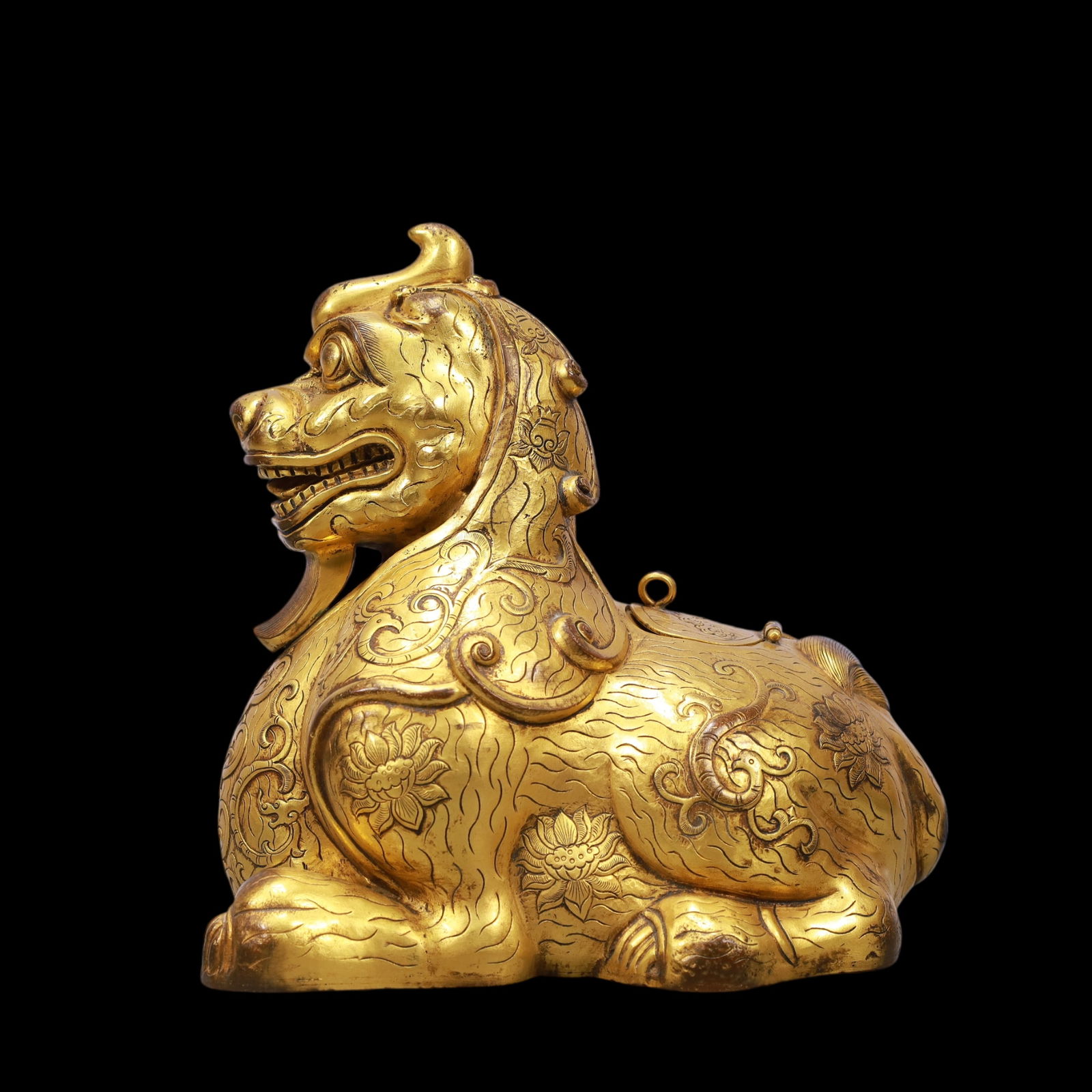 A Exquisite Gilt Bronze Auspicious Beast: A Exquisite Gilt Bronze Auspicious Beast Ming Dynasty, China Size:19cmx15cmx20cm Weight:2150g (The Dimensions Of All Batches Are Manually Measured.If You Need More Detailed Information, Please