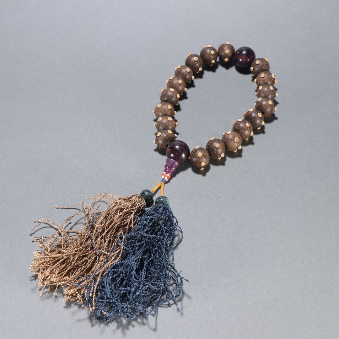 An Exquisite Eaglewood Inlaid Gilt Silver Bracelets: An Exquisite Eaglewood Inlaid Gilt Silver Bracelets Qing Dynasty, China Size:1.4cm Weight:77.4g (The Dimensions Of All Batches Are Manually Measured.If You Need More Detailed Information, Please