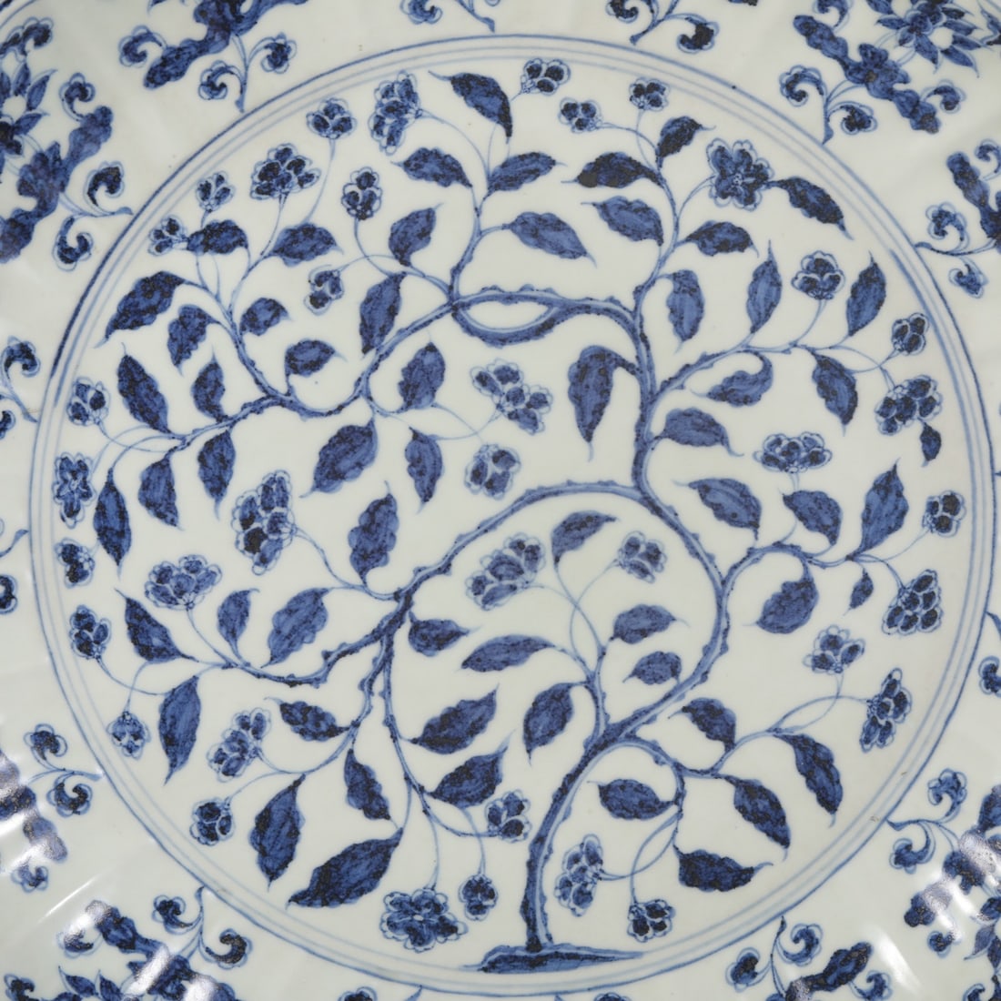 An Exquisite Blue and White Lotus Pattern Flower Pattern Plate - 4