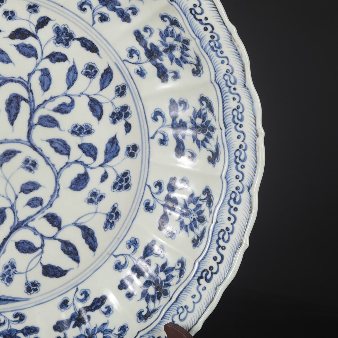 An Exquisite Blue and White Lotus Pattern Flower Pattern Plate - 5