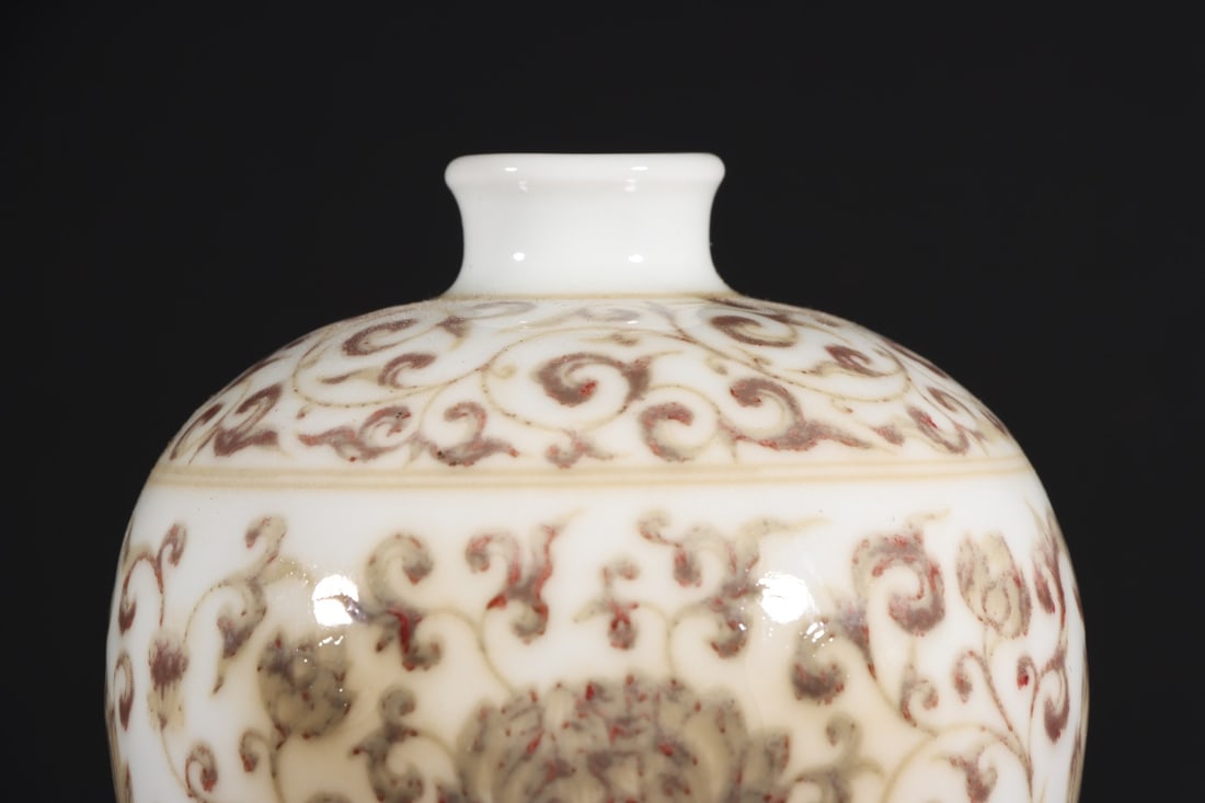 An Exquisite Underglaze-Red Lotus Pattern Vase - 3
