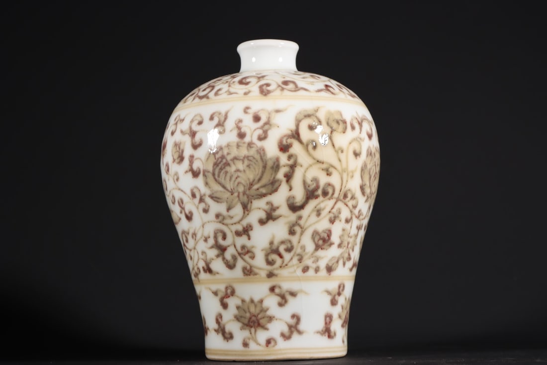An Exquisite Underglaze-Red Lotus Pattern Vase - 6