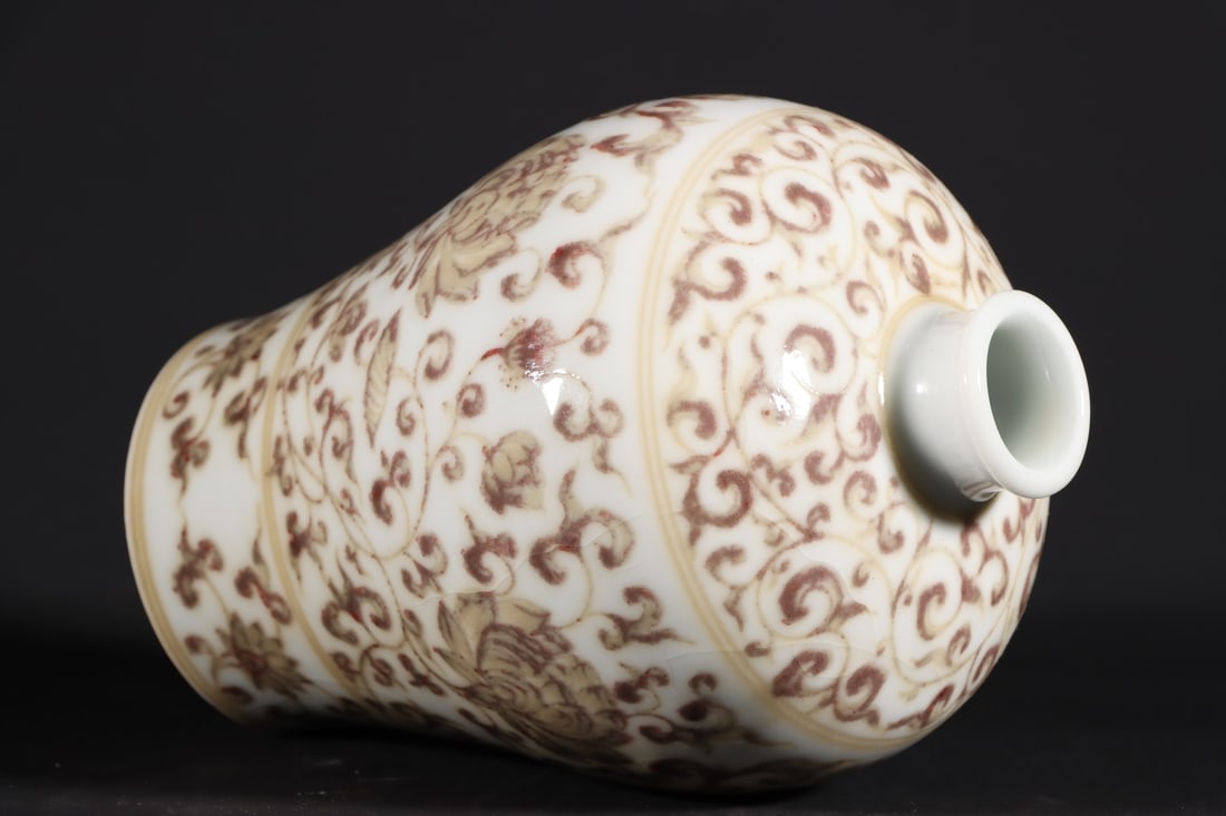 An Exquisite Underglaze-Red Lotus Pattern Vase - 7