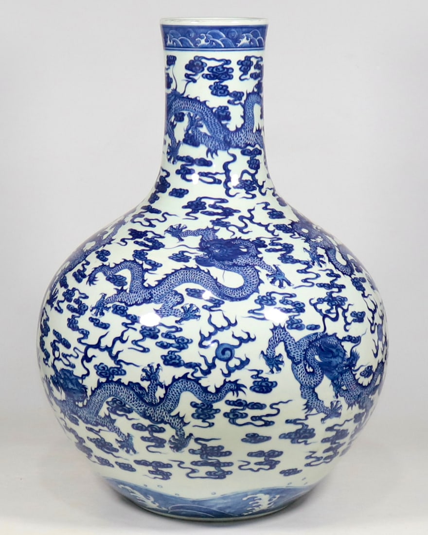 An Exquisite Blue and White Dragon Pattern Seawater Pattern Vase - 3