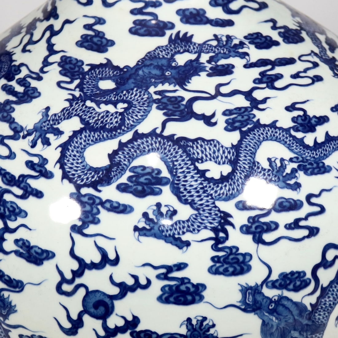 An Exquisite Blue and White Dragon Pattern Seawater Pattern Vase - 5