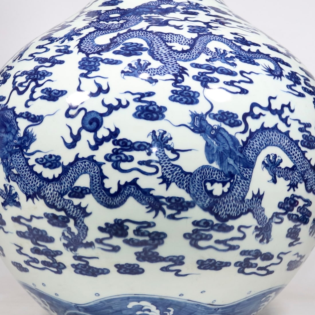 An Exquisite Blue and White Dragon Pattern Seawater Pattern Vase - 6