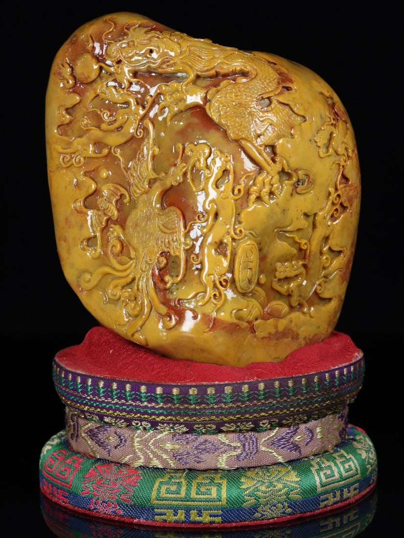 An Exquisite Tianhuang Stone Dragon and Phoenix Pattern Ornament: An Exquisite Tianhuang Stone Dragon and Phoenix Pattern Ornament Qing Dynasty, China Size:19cmx13cmx11cm Weight:1998g (The Dimensions Of All Batches Are Manually Measured.If You Need More Detailed