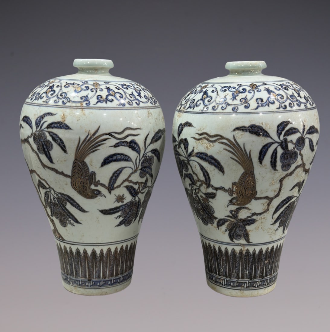 A Pair of Exquisite Blue and White Painted Gold Flower and Bird Pattern Vase: A Pair of Exquisite Blue and White Painted Gold Flower and Bird Pattern Vase Ming Dynasty, China Size:43cm (The Dimensions Of All Batches Are Manually Measured.If You Need More Detailed