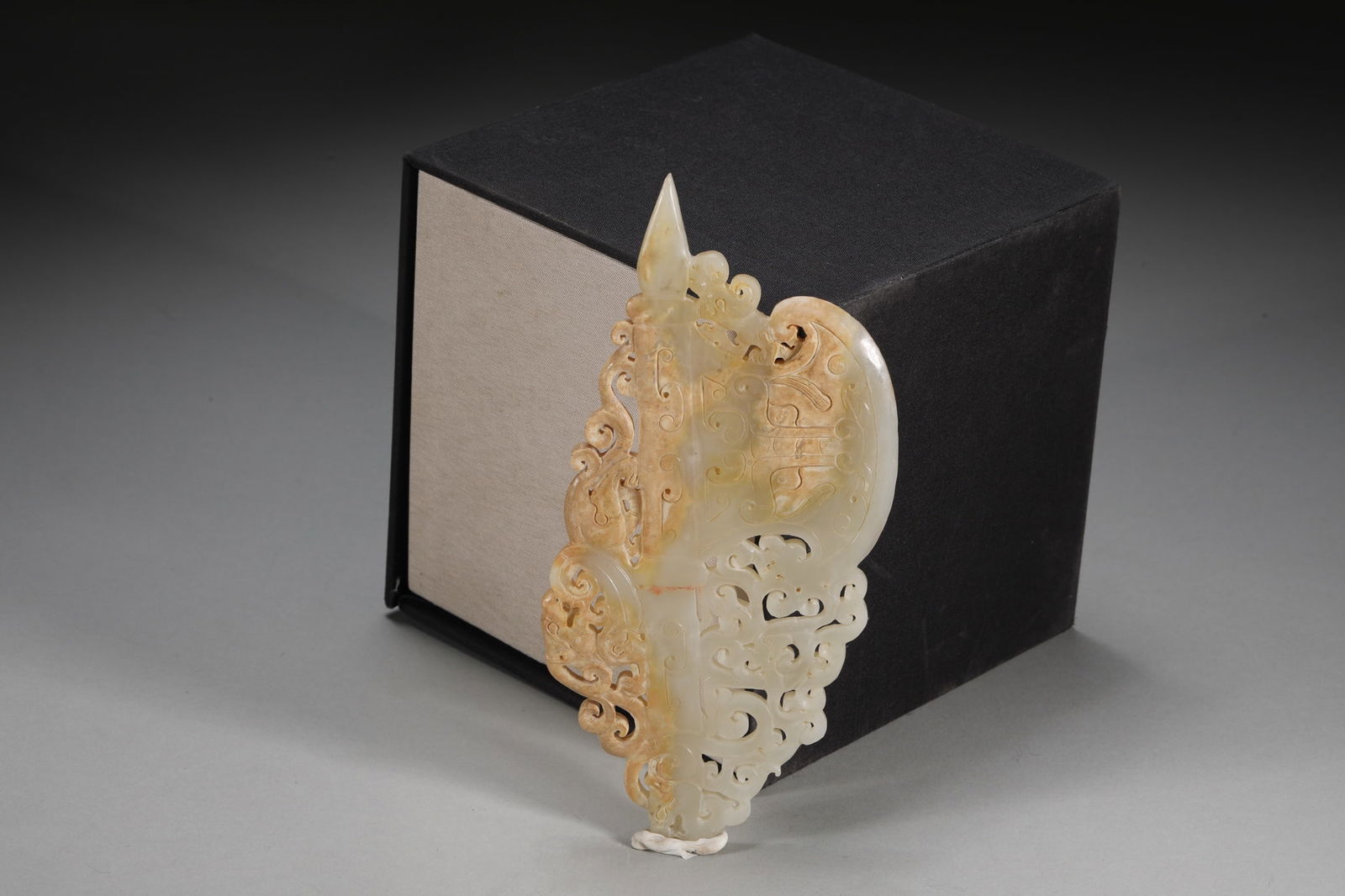 An Exquisite White Jade Beast-Face Pattern Hand Piece: An Exquisite White Jade Beast-Face Pattern Hand Piece Qing Dynasty, China Size:18.6cmx9.5cm Weight:150g (The Dimensions Of All Batches Are Manually Measured.If You Need More Detailed Information,