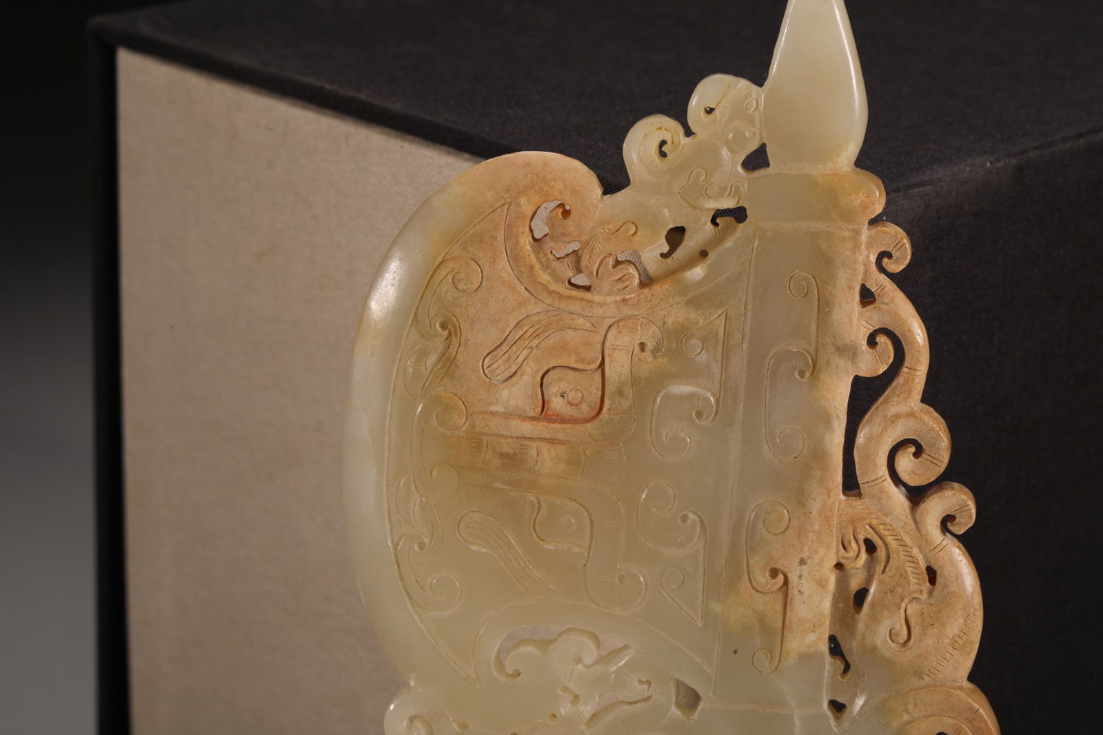 An Exquisite White Jade Beast-Face Pattern Hand Piece - 2