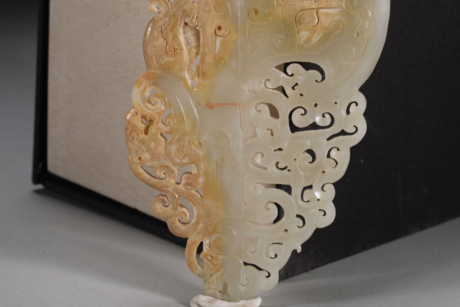 An Exquisite White Jade Beast-Face Pattern Hand Piece - 3