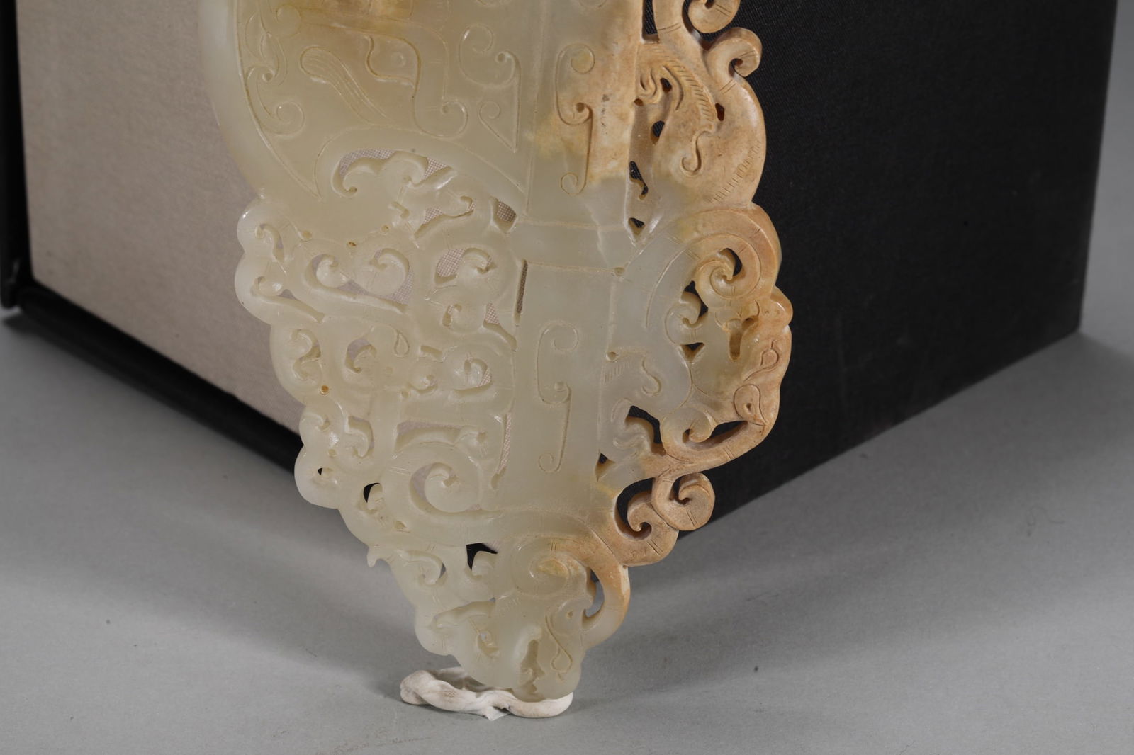 An Exquisite White Jade Beast-Face Pattern Hand Piece - 5