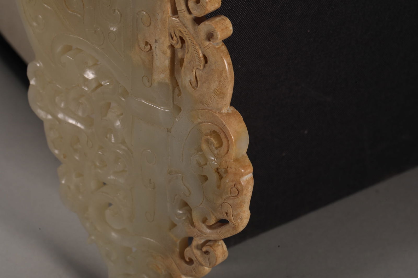An Exquisite White Jade Beast-Face Pattern Hand Piece - 6