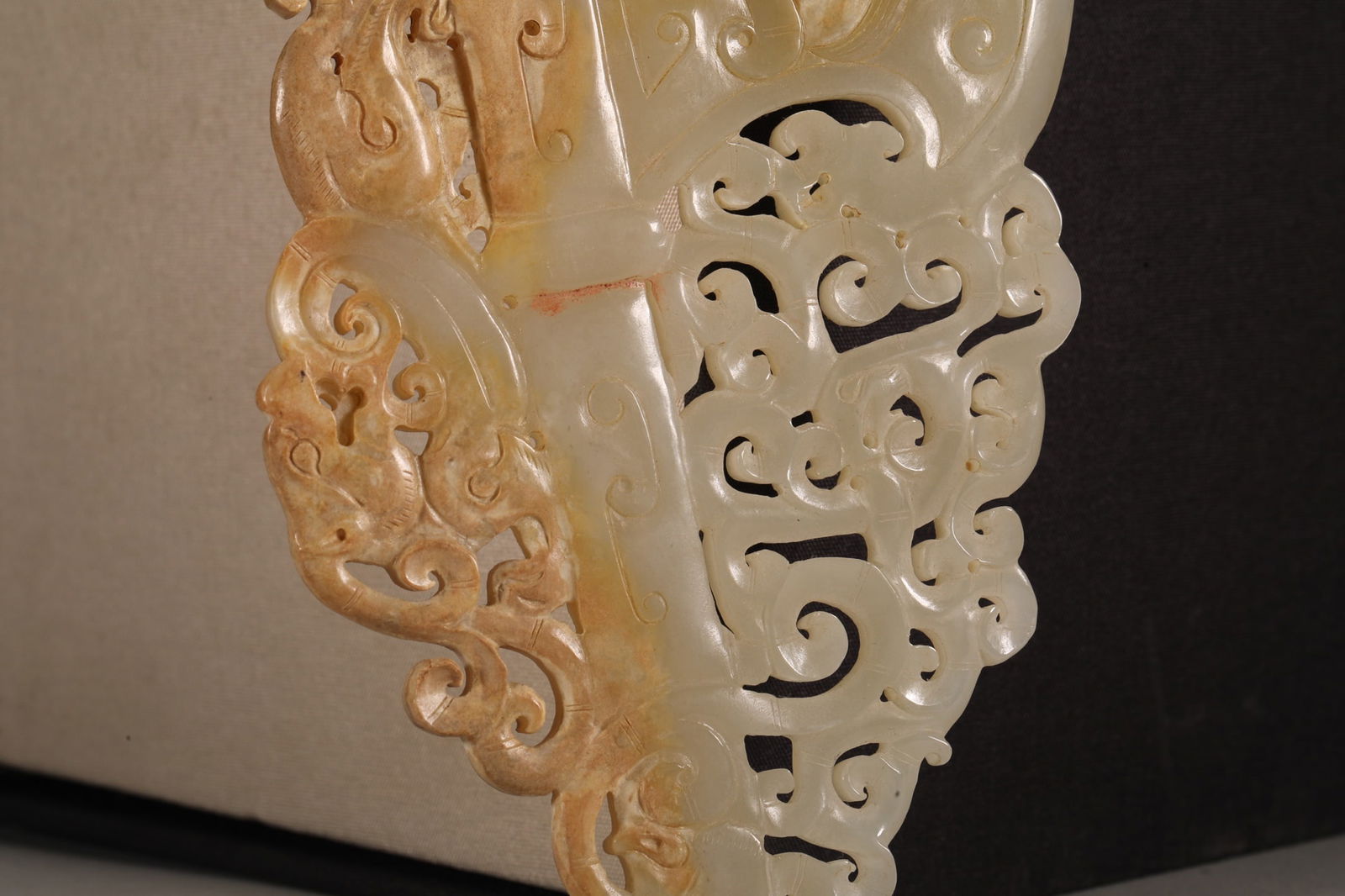 An Exquisite White Jade Beast-Face Pattern Hand Piece - 7