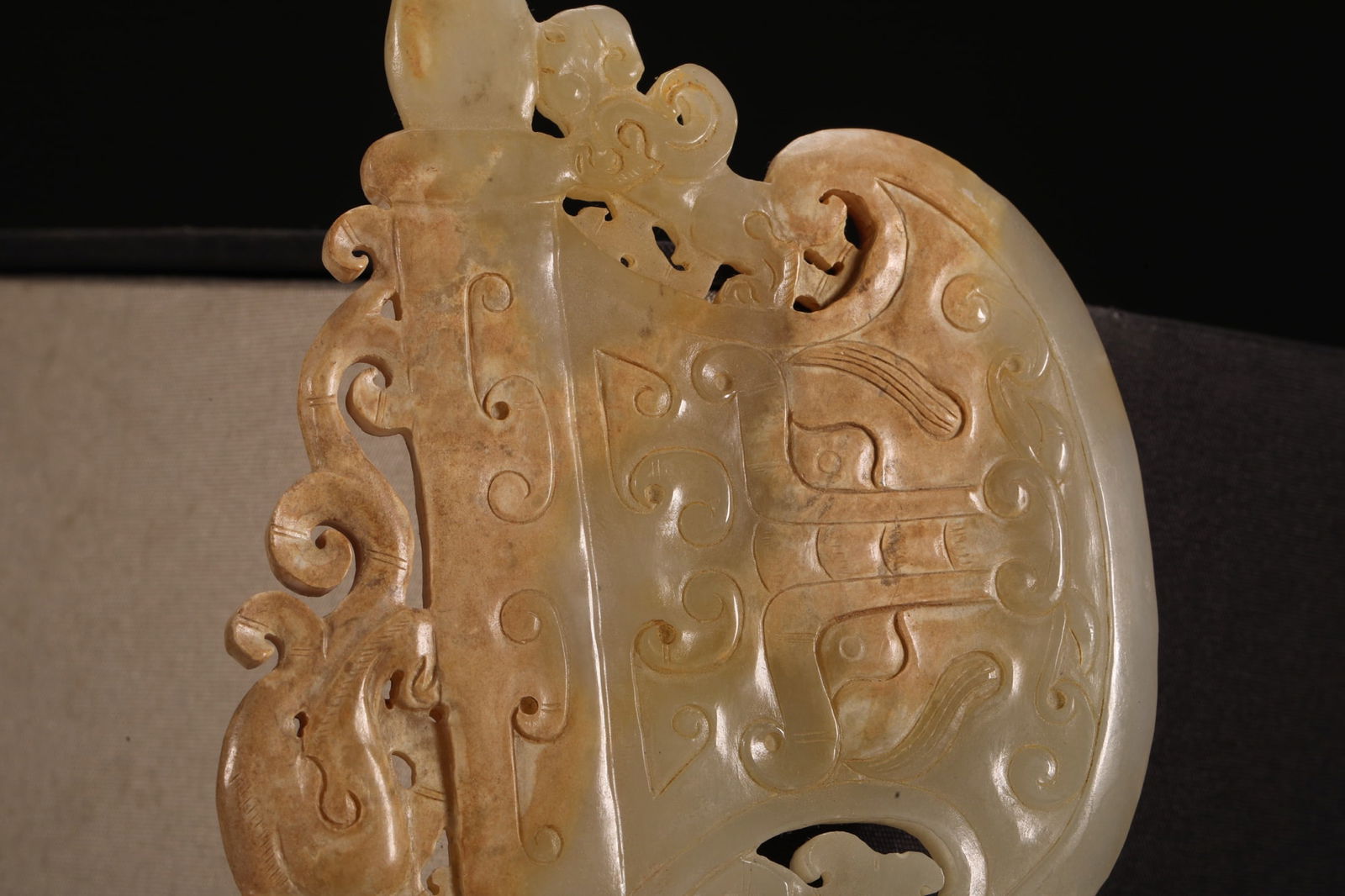 An Exquisite White Jade Beast-Face Pattern Hand Piece - 8