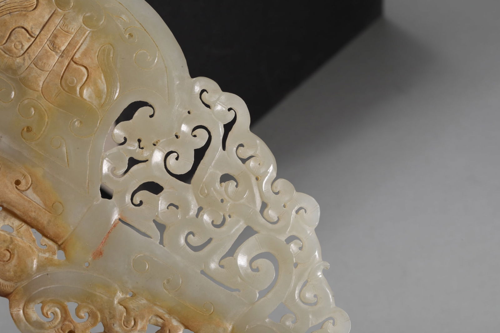 An Exquisite White Jade Beast-Face Pattern Hand Piece - 9