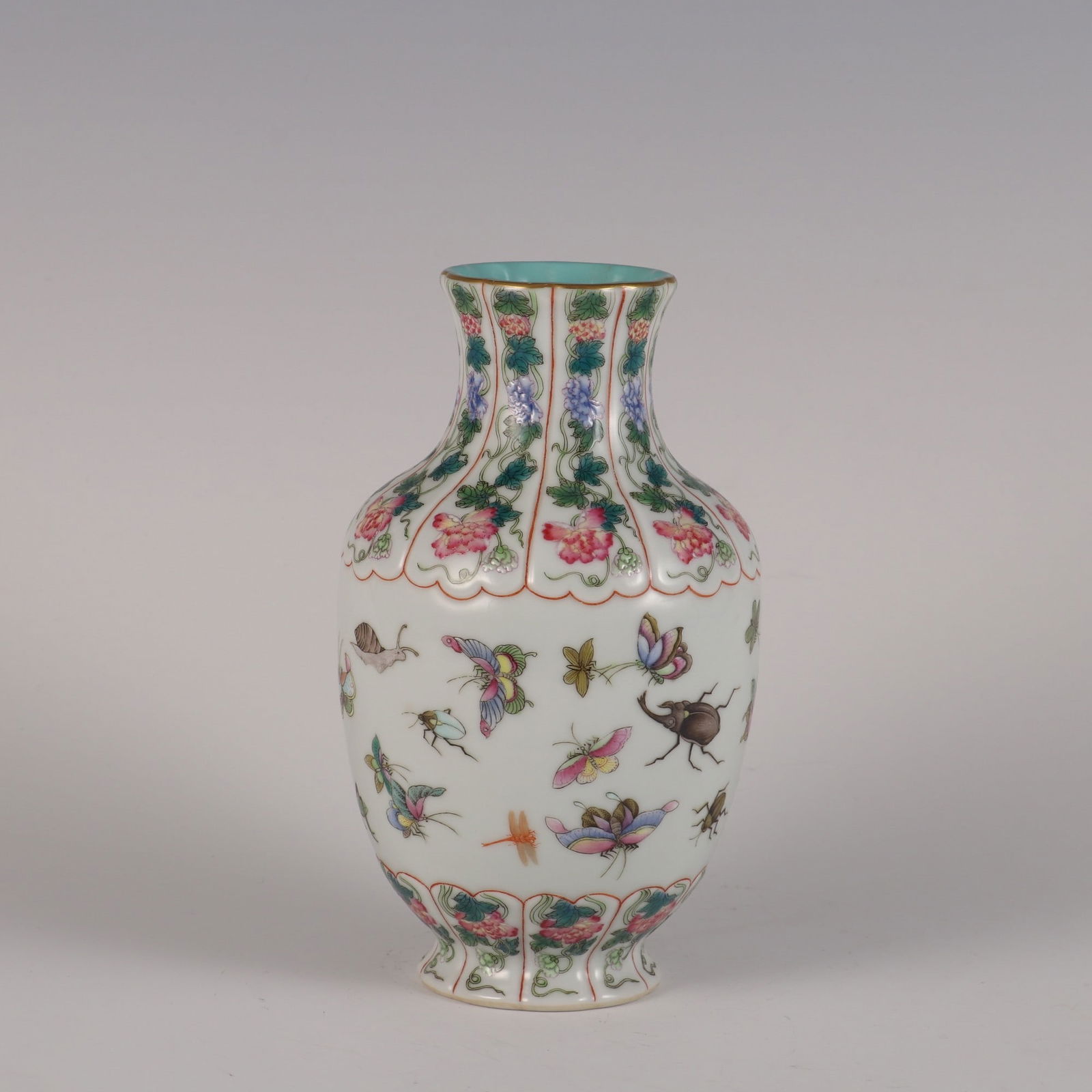 An Exquisite Famille-Rose Flower Pattern Insect Pattern Vase: An Exquisite Famille-Rose Flower Pattern Insect Pattern Vase Qing Dynasty, China Qianlong Six-character Mark Size:17cmx9.5cm (The Dimensions Of All Batches Are Manually Measured.If You Need More