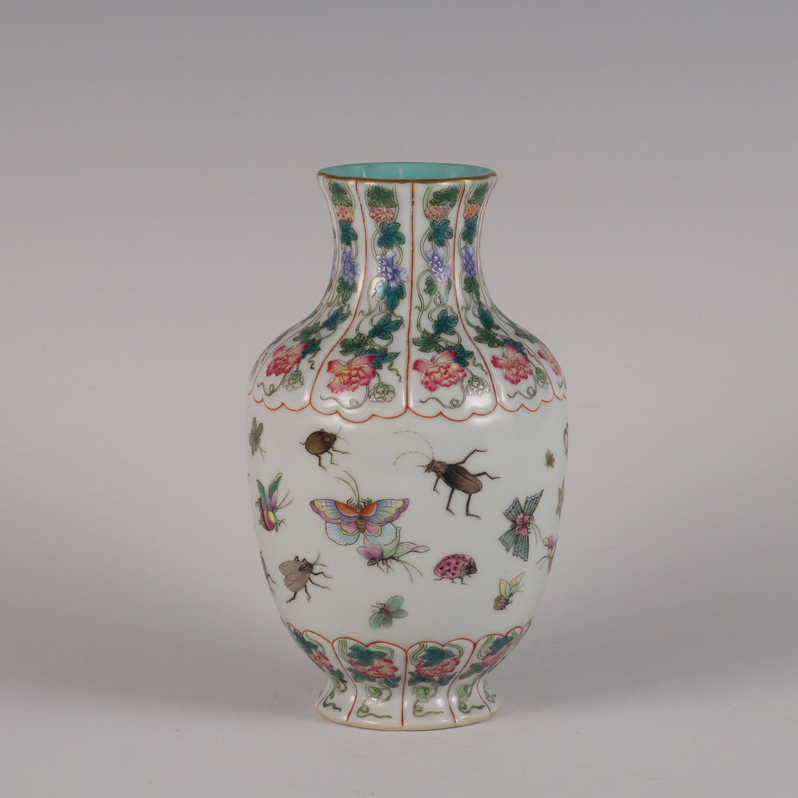 An Exquisite Famille-Rose Flower Pattern Insect Pattern Vase - 2