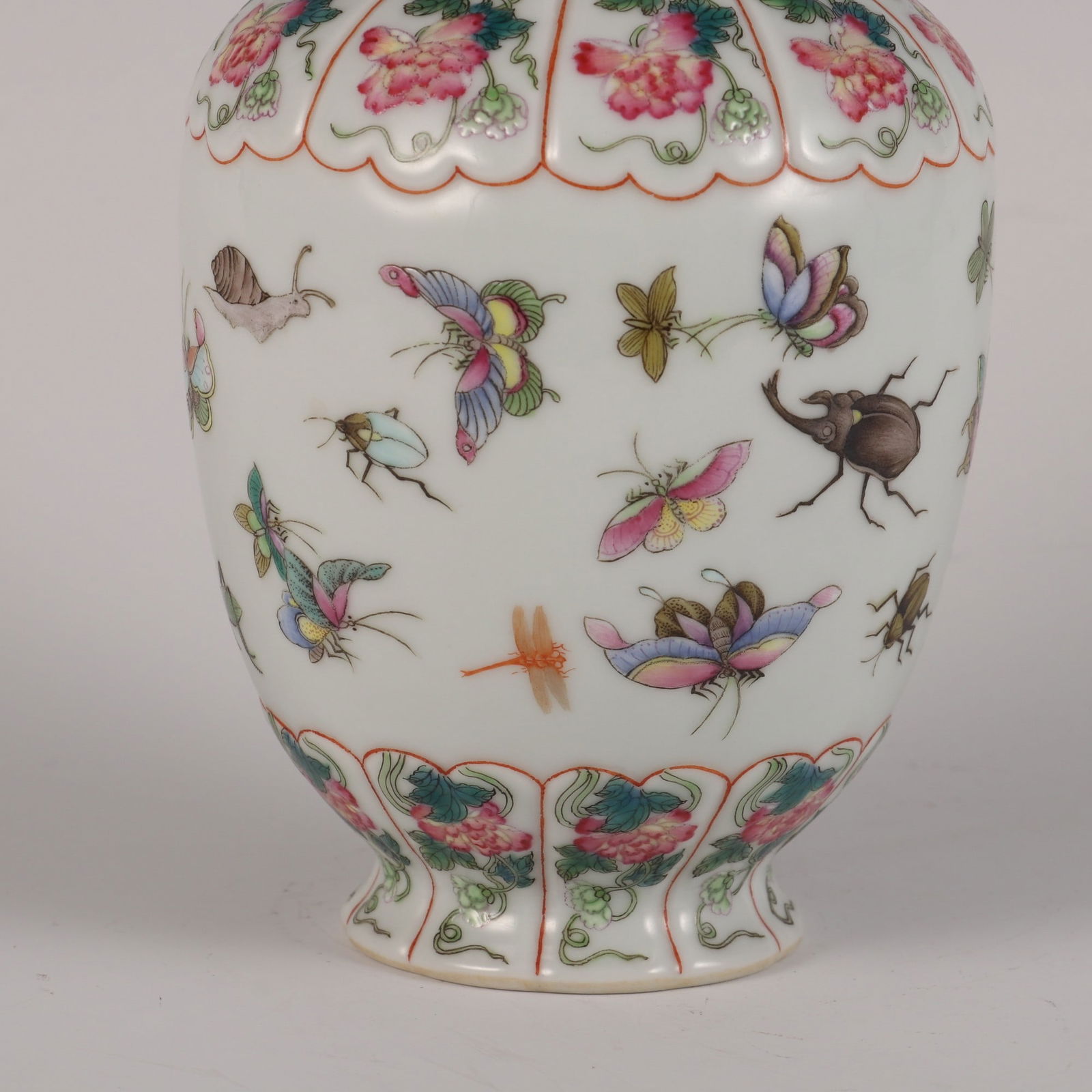 An Exquisite Famille-Rose Flower Pattern Insect Pattern Vase - 4