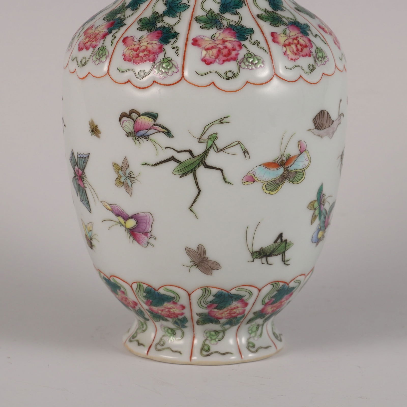 An Exquisite Famille-Rose Flower Pattern Insect Pattern Vase - 5